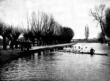 The Universities Boat-Race: the Cambridge crew at practice - a word of advice from the coach, 1895. Creator: Stearn