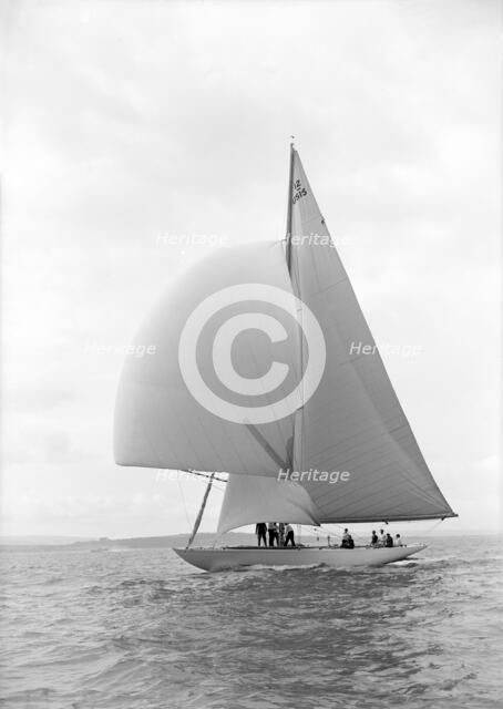 The US built 12 Metre class 'Vim' sailng with spinnaker, 1939.  Creator: Kirk & Sons of Cowes.