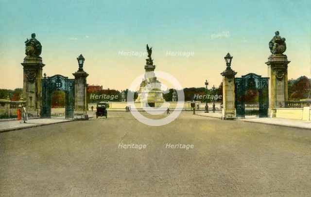 The Victoria Memorial, Buckingham Palace, London, c1910.  Creator: Unknown.