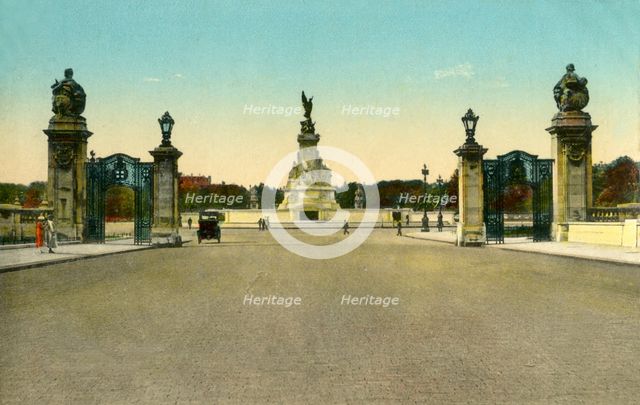 The Victoria Memorial, Buckingham Palace, London, c1910.  Creator: Unknown.