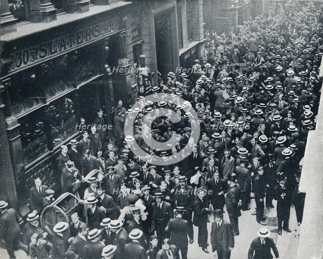 The war crisis in the city: The closing of the London Stock Exchange, 1914. Artist: Unknown