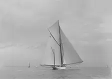 The yawl Sumurun running downwind with spinnaker, 1922. Creator: Kirk & Sons of Cowes