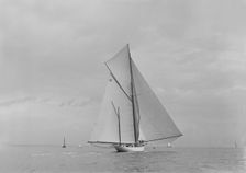The yawl Sumurun running downwind with spinnaker, 1922. Creator: Kirk & Sons of Cowes