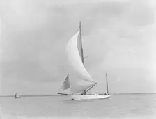 The yawl Sumurun running downwind with spinnaker, 1922. Creator: Kirk & Sons of Cowes