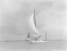 The yawl Sumurun running downwind with spinnaker, 1922. Creator: Kirk & Sons of Cowes