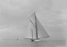 The yawl Sumurun running downwind with spinnaker, 1922. Creator: Kirk & Sons of Cowes