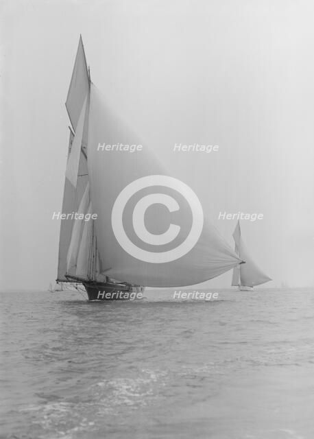 The yawl 'Wendur' sailing with spinnaker, 1913. Creator: Kirk & Sons of Cowes.