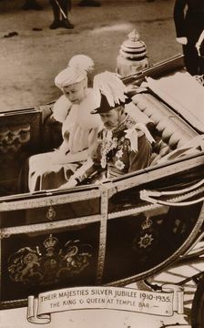 Their Majesties Silver Jubilee 1910-1935. The King & Queen at Temple Bar 1935. Creator: Unknown