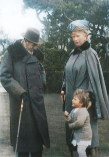 Their Majesties the King & Queen with Princess Elizabeth at Craigweil House, Bognor c1930. Creator: Unknown