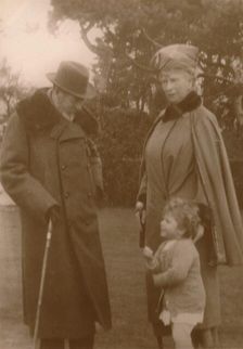 Their Majesties the King & Queen with Princess Elizabeth at Craigweil House, Bognor c1930. Creator: Unknown