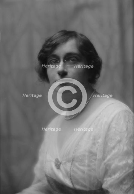 Thiele, E., Miss, portrait photograph, 1913 Mar. 31. Creator: Arnold Genthe.