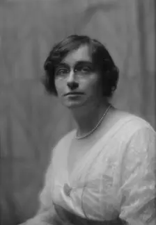 Thiele, E., Miss, portrait photograph, 1913 Mar. 31. Creator: Arnold Genthe