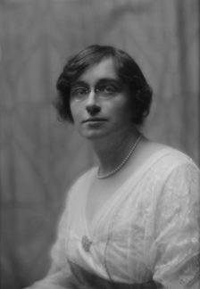 Thiele, E., Miss, portrait photograph, 1913 Mar. 31. Creator: Arnold Genthe