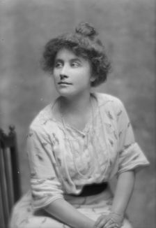 Thomas, Miss, portrait photograph, 1914 July 13. Creator: Arnold Genthe