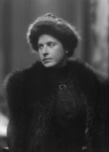 Thomas, S.B., Mrs., portrait photograph, 1912 Nov. 26. Creator: Arnold Genthe