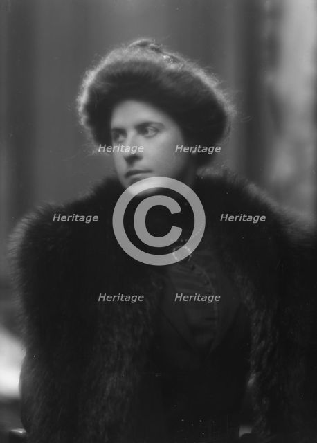 Thomas, S.B., Mrs., portrait photograph, 1912 Nov. 26. Creator: Arnold Genthe.