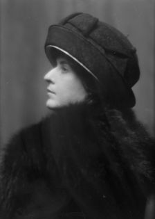 Thomas, S.B., Mrs., portrait photograph, 1912 Nov. 26. Creator: Arnold Genthe