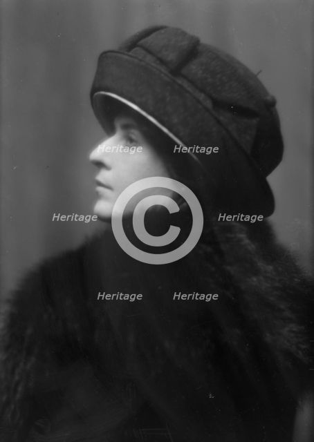 Thomas, S.B., Mrs., portrait photograph, 1912 Nov. 26. Creator: Arnold Genthe.