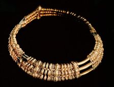 Three-ringed collar with filigree granulation and carved figures