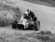 Three-wheeled racing vehicle