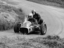 Three-wheeled racing vehicle