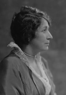 Tietsort, Mrs., portrait photograph, 1914 May 23. Creator: Arnold Genthe