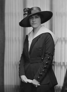 Timmins, J., Miss, portrait photograph, 1917. Creator: Arnold Genthe