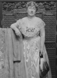 Truesdale, W.H., Mrs., portrait photograph, 1915. Creator: Arnold Genthe
