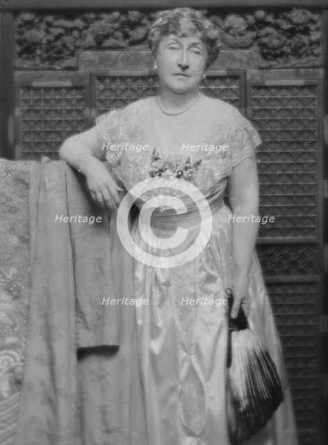 Truesdale, W.H., Mrs., portrait photograph, 1915. Creator: Arnold Genthe.