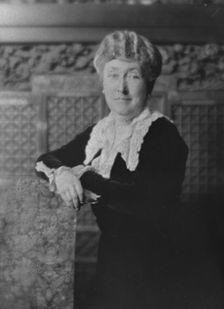 Truesdale, W.H., Mrs., portrait photograph, 1915. Creator: Arnold Genthe
