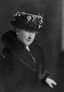 Truesdale, W.H., Mrs., portrait photograph, 1915. Creator: Arnold Genthe
