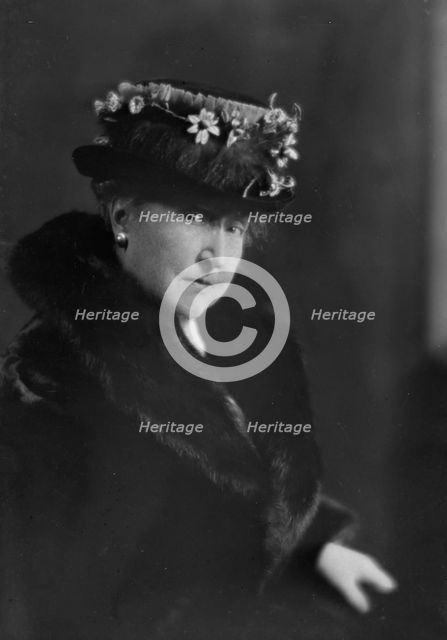 Truesdale, W.H., Mrs., portrait photograph, 1915. Creator: Arnold Genthe.