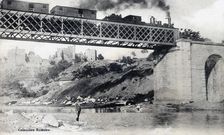 Train crossing the bridge over the Sil river passing through Ponferrada, postcard 1910s