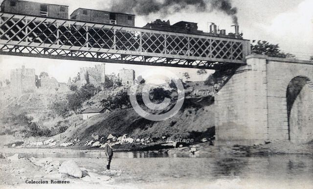 Train crossing the bridge over the Sil river passing through Ponferrada, postcard 1910s.