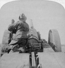 Training one of HMS Monarch's 4.7 inch guns on the Pretoria forts, South Africa, 4th June 1900.Artist: Underwood & Underwood