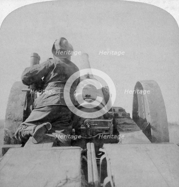 Training one of HMS 'Monarch's' 4.7 inch guns on the Pretoria forts, South Africa, 4th June 1900.Artist: Underwood & Underwood