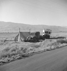Transient potato workers camping along the highway, Near Shafter, California, 1935. Creator: Dorothea Lange
