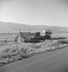 Transient potato workers camping along the highway, Near Shafter, California, 1935. Creator: Dorothea Lange