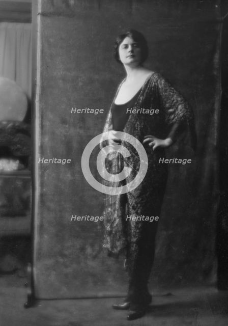 Traverse, Madeline, Miss, portrait photograph, 1916 Mar. 8. Creator: Arnold Genthe.