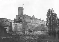 'Trente Italienne; Le drapeau italien, vert, blanc, rouge, flottant sur la tour du chateau..., 1918 Creator: Unknown