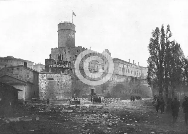 ''Trente Italienne; Le drapeau italien, vert, blanc, rouge, flottant sur la tour du chateau..., 1918 Creator: Unknown.