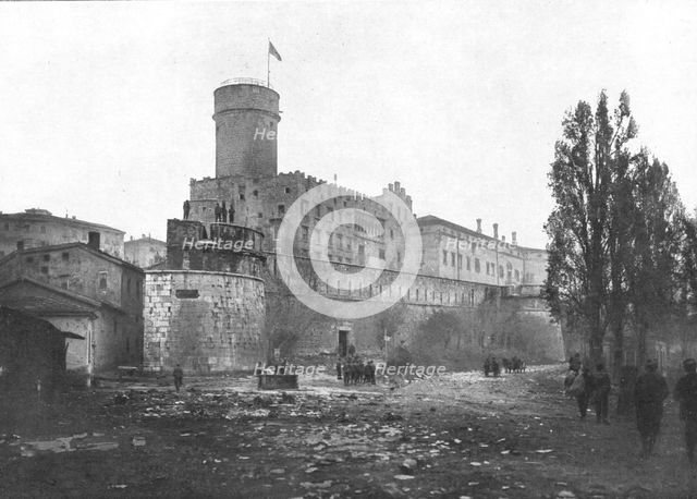 ''Trente Italienne; Le drapeau italien, vert, blanc, rouge, flottant sur la tour du chateau..., 1918 Creator: Unknown.
