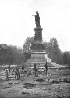 'Trente Italienne; Les vestiges de la fuite autrichienne autour du monument du Dante 1918. Creator: Unknown