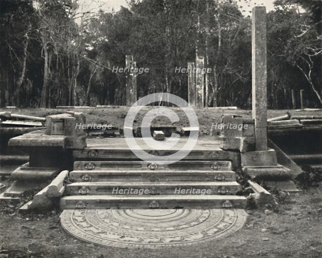 'Treppe mit Darstellung von Erdgeistern, wahrscheinlich Zugang zu einem heiligen Bobaum, Anuradhap Artist: Unknown.