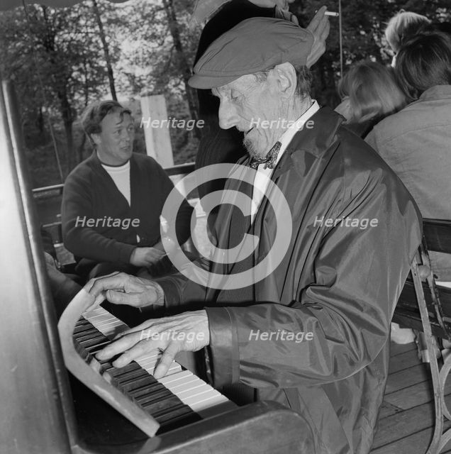 Trip of Laing Sports Club members on the River Thames near Windsor, Berkshire, 09/05/1971. Creator: John Laing plc.