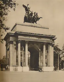 Triumphal Arch Moved from Hyde Park to Constitution Hill c1935. Creator: Unknown