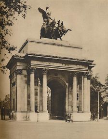 Triumphal Arch Moved from Hyde Park to Constitution Hill c1935. Creator: Unknown