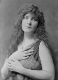 Tuazsky, Mrs., portrait photograph, 1916 Mar. Creator: Arnold Genthe