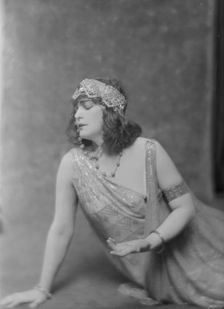Tuazsky, Mrs., portrait photograph, 1916 Mar. Creator: Arnold Genthe
