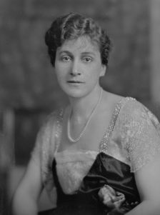 Tudhope, H.R., Mrs., portrait photograph, 1916. Creator: Arnold Genthe